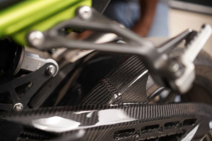 Carbon Fiber Rear Hugger with Chain Guard for Kawasaki Z900 - LRL Motors